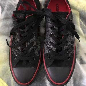 Women’s Converse Size 7/ Men’s 5